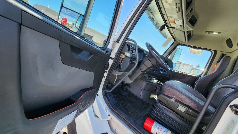 Day Cab Tractor-Heavy Duty Tractors-Volvo-2019-VNL42300-Ocala-FL-441,620\n\t\tmiles-$ 27,000 - Image 9
