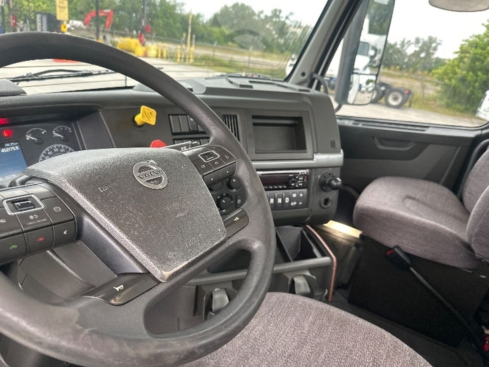 Day Cab Tractor-Heavy Duty Tractors-Volvo-2019-VNL42300-Ocala-FL-452,175\n\t\tmiles-$ 28,000 - Image 10