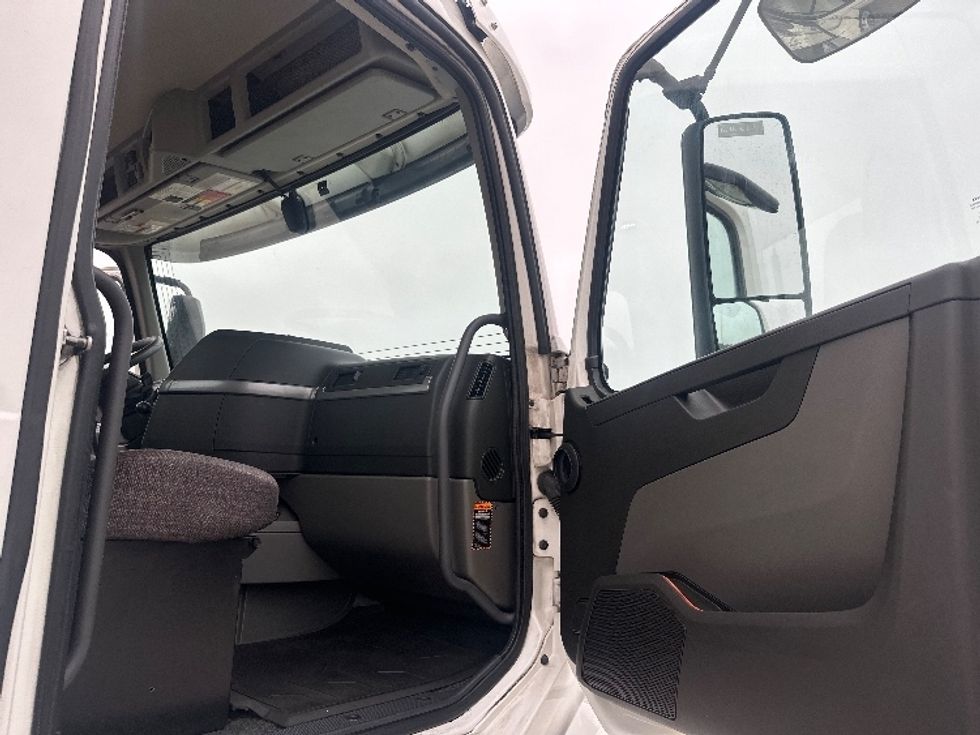 Day Cab Tractor-Heavy Duty Tractors-Volvo-2019-VNL42300-Ocala-FL-452,175\n\t\tmiles-$ 28,000 - Image 12