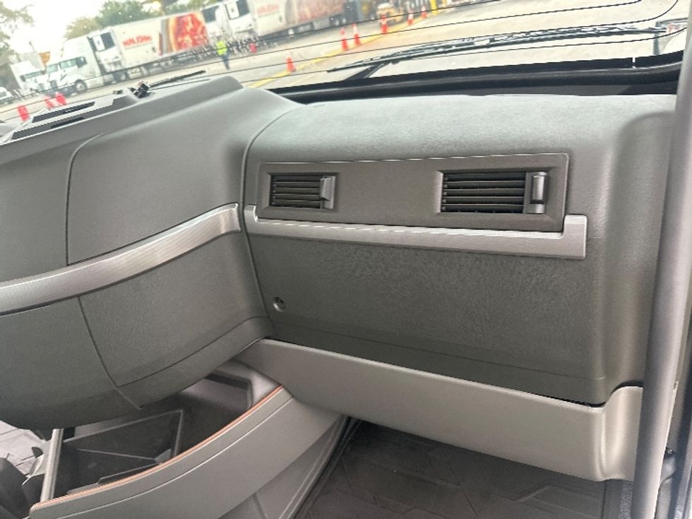 Day Cab Tractor-Heavy Duty Tractors-Volvo-2019-VNL42300-Ocala-FL-452,175\n\t\tmiles-$ 28,000 - Image 13