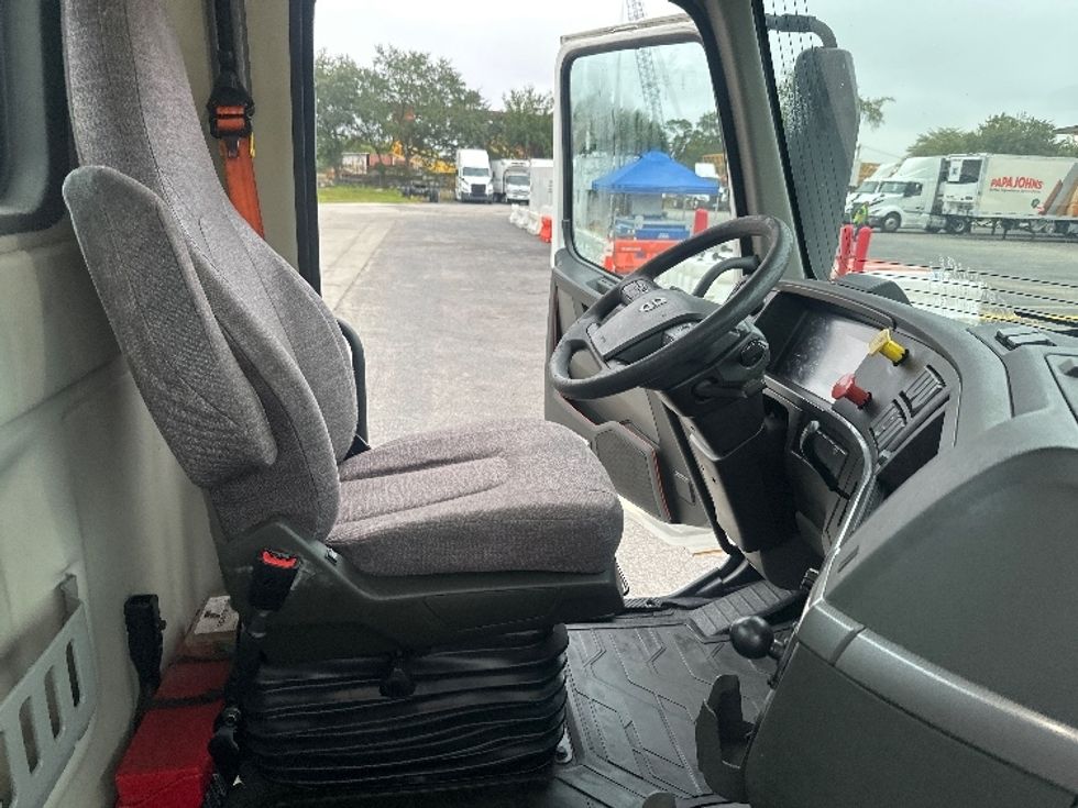Day Cab Tractor-Heavy Duty Tractors-Volvo-2019-VNL42300-Ocala-FL-452,175\n\t\tmiles-$ 28,000 - Image 14