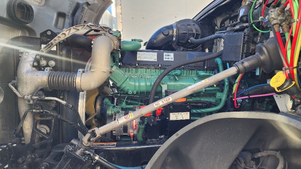 Day Cab Tractor-Heavy Duty Tractors-Volvo-2019-VNL42300-Ocala-FL-452,175\n\t\tmiles-$ 28,000 - Image 16