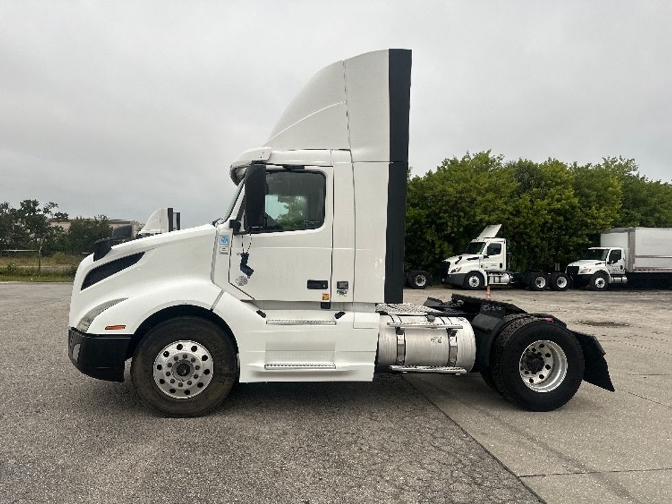 Day Cab Tractor-Heavy Duty Tractors-Volvo-2019-VNL42300-Ocala-FL-452,175\n\t\tmiles-$ 28,000 - Image 4
