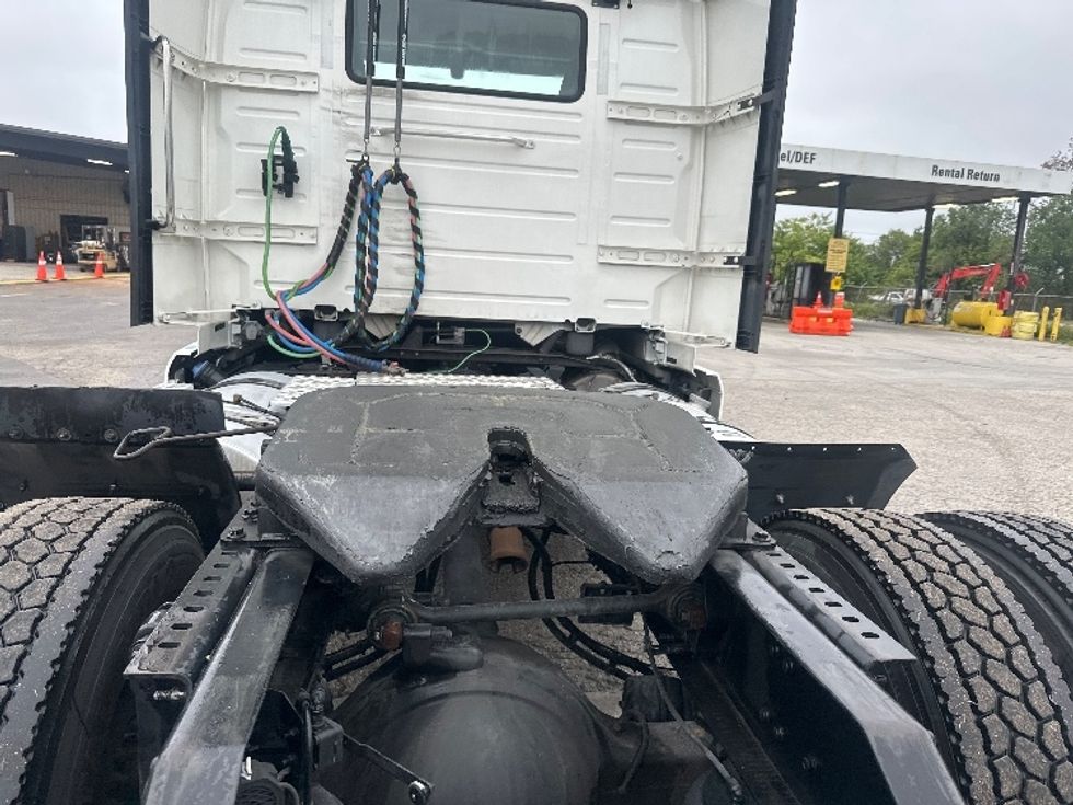 Day Cab Tractor-Heavy Duty Tractors-Volvo-2019-VNL42300-Ocala-FL-452,175\n\t\tmiles-$ 28,000 - Image 6