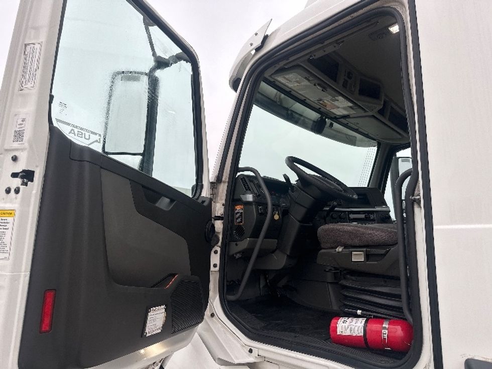 Day Cab Tractor-Heavy Duty Tractors-Volvo-2019-VNL42300-Ocala-FL-452,175\n\t\tmiles-$ 28,000 - Image 9