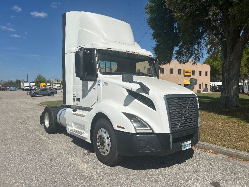 Day Cab Tractor-Heavy Duty Tractors-Volvo-2019-VNL42300-Ocala-FL-471,583\n\t\tmiles-$ 25,500 - Image 1