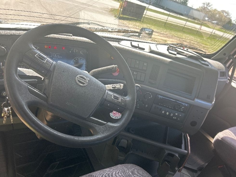 Day Cab Tractor-Heavy Duty Tractors-Volvo-2019-VNL42300-Ocala-FL-471,583\n\t\tmiles-$ 25,500 - Image 11