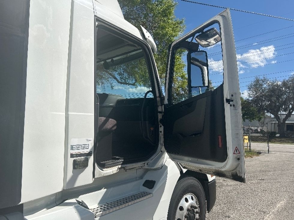 Day Cab Tractor-Heavy Duty Tractors-Volvo-2019-VNL42300-Ocala-FL-471,583\n\t\tmiles-$ 25,500 - Image 12