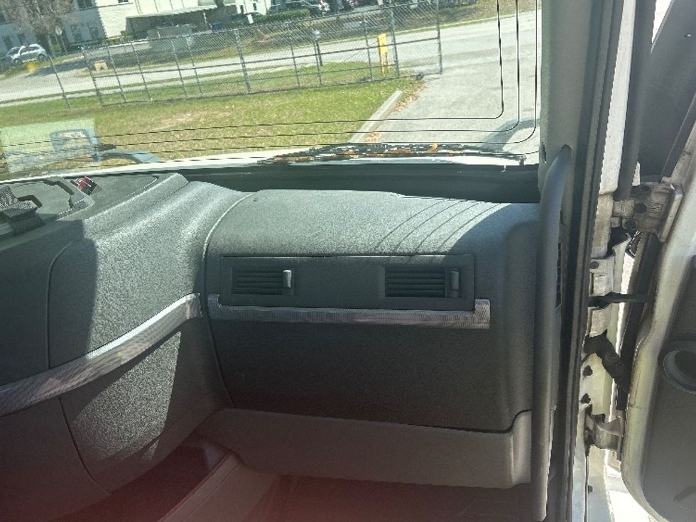 Day Cab Tractor-Heavy Duty Tractors-Volvo-2019-VNL42300-Ocala-FL-471,583\n\t\tmiles-$ 25,500 - Image 13