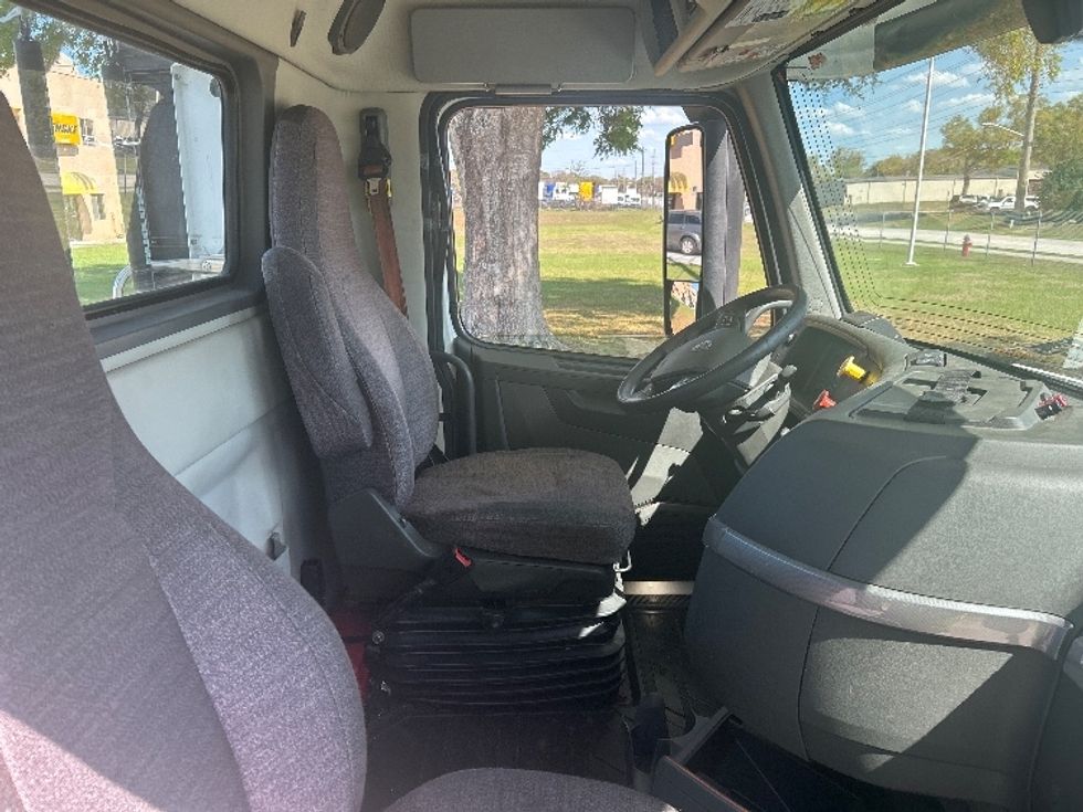 Day Cab Tractor-Heavy Duty Tractors-Volvo-2019-VNL42300-Ocala-FL-471,583\n\t\tmiles-$ 25,500 - Image 14