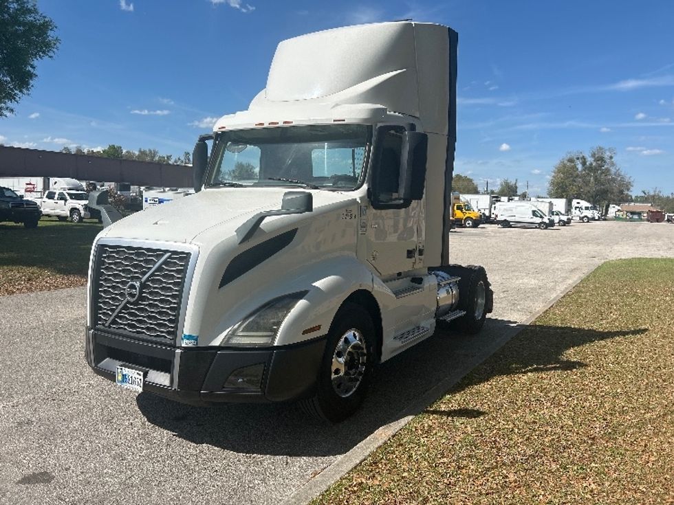 Day Cab Tractor-Heavy Duty Tractors-Volvo-2019-VNL42300-Ocala-FL-471,583\n\t\tmiles-$ 25,500 - Image 3