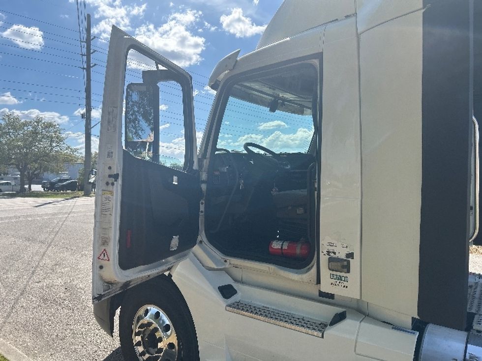 Day Cab Tractor-Heavy Duty Tractors-Volvo-2019-VNL42300-Ocala-FL-471,583\n\t\tmiles-$ 25,500 - Image 9