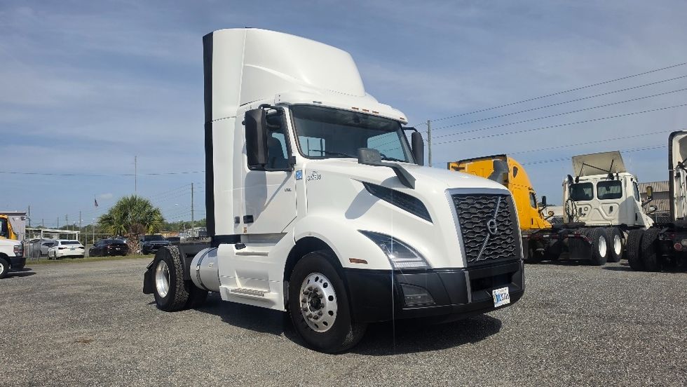 Day Cab Tractor-Heavy Duty Tractors-Volvo-2019-VNL42300-Ocala-FL-499,943\n\t\tmiles-$ 29,000 - Image 1