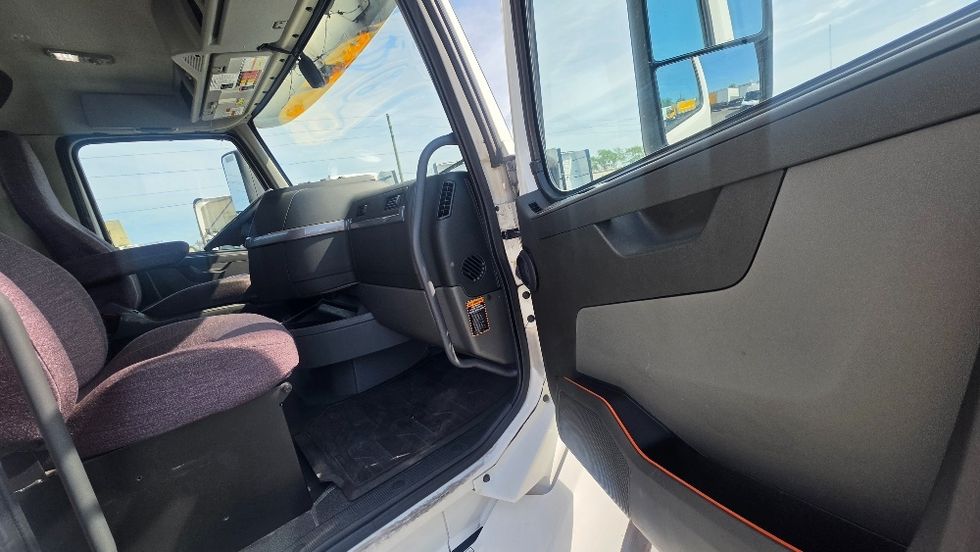 Day Cab Tractor-Heavy Duty Tractors-Volvo-2019-VNL42300-Ocala-FL-499,943\n\t\tmiles-$ 29,000 - Image 11