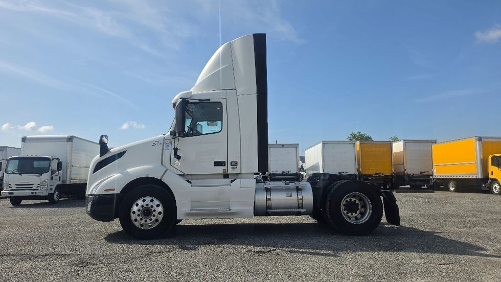 Day Cab Tractor-Heavy Duty Tractors-Volvo-2019-VNL42300-Ocala-FL-499,943\n\t\tmiles-$ 29,000 - Image 4