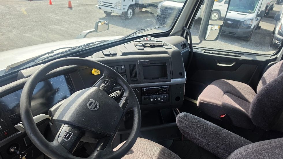 Day Cab Tractor-Heavy Duty Tractors-Volvo-2019-VNL42300-Ocala-FL-499,943\n\t\tmiles-$ 29,000 - Image 9
