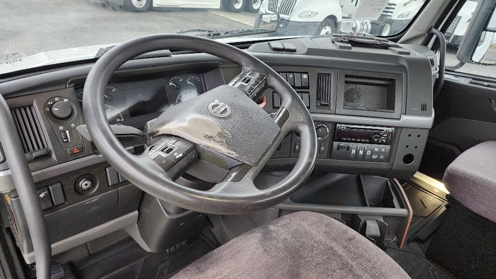 Day Cab Tractor-Heavy Duty Tractors-Volvo-2019-VNL42300-Ocala-FL-505,565\n\t\tmiles-$ 23,750 - Image 10