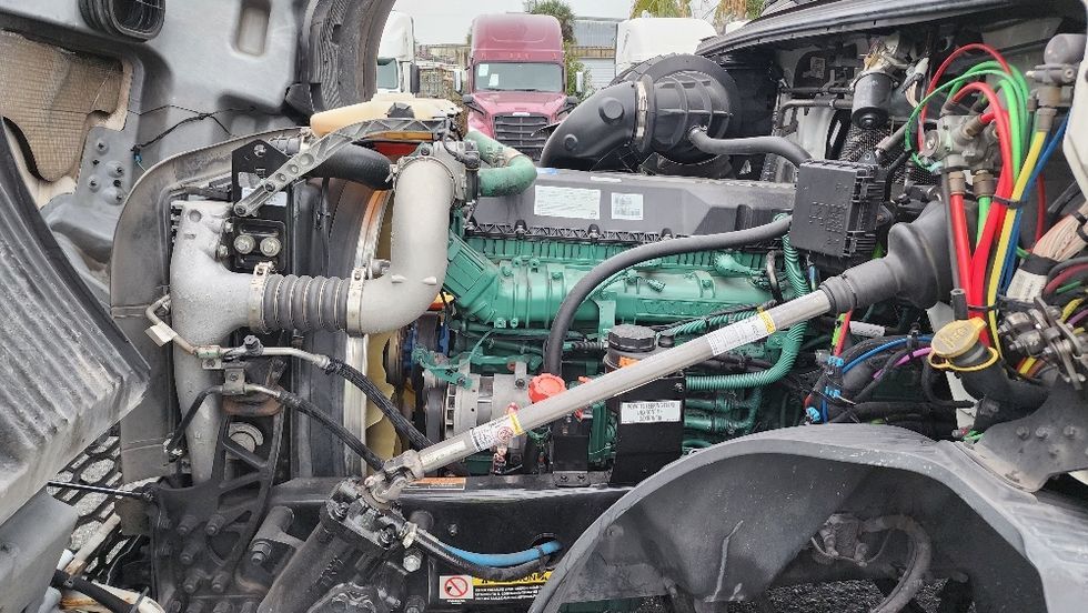 Day Cab Tractor-Heavy Duty Tractors-Volvo-2019-VNL42300-Ocala-FL-505,565\n\t\tmiles-$ 23,750 - Image 16