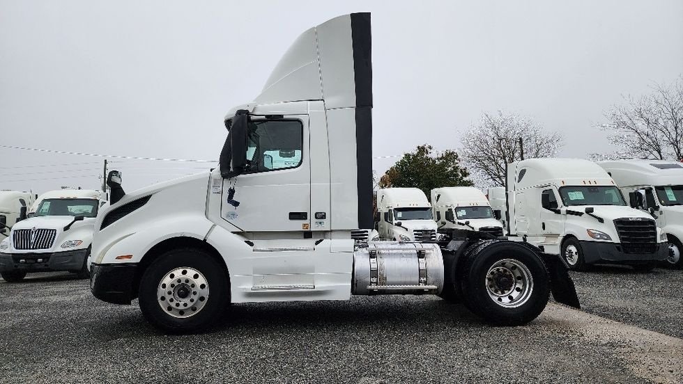 Day Cab Tractor-Heavy Duty Tractors-Volvo-2019-VNL42300-Ocala-FL-505,565\n\t\tmiles-$ 23,750 - Image 4