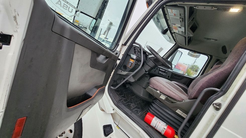 Day Cab Tractor-Heavy Duty Tractors-Volvo-2019-VNL42300-Ocala-FL-505,565\n\t\tmiles-$ 23,750 - Image 9