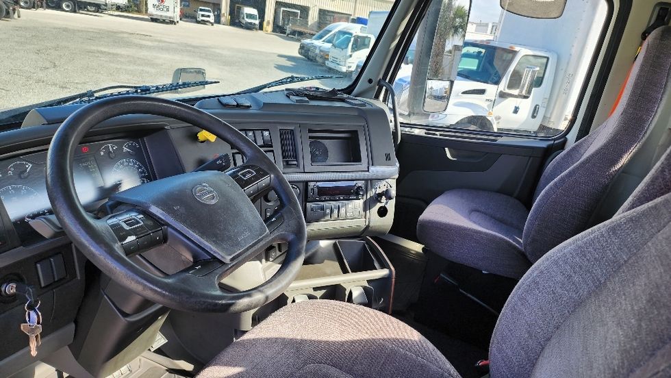 Day Cab Tractor-Heavy Duty Tractors-Volvo-2019-VNL42300-Ocala-FL-514,532\n\t\tmiles-$ 24,500 - Image 10