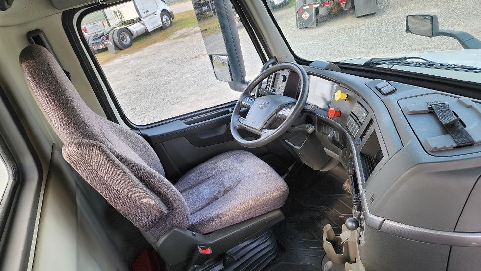 Day Cab Tractor-Heavy Duty Tractors-Volvo-2019-VNL42300-Ocala-FL-514,532\n\t\tmiles-$ 24,500 - Image 14