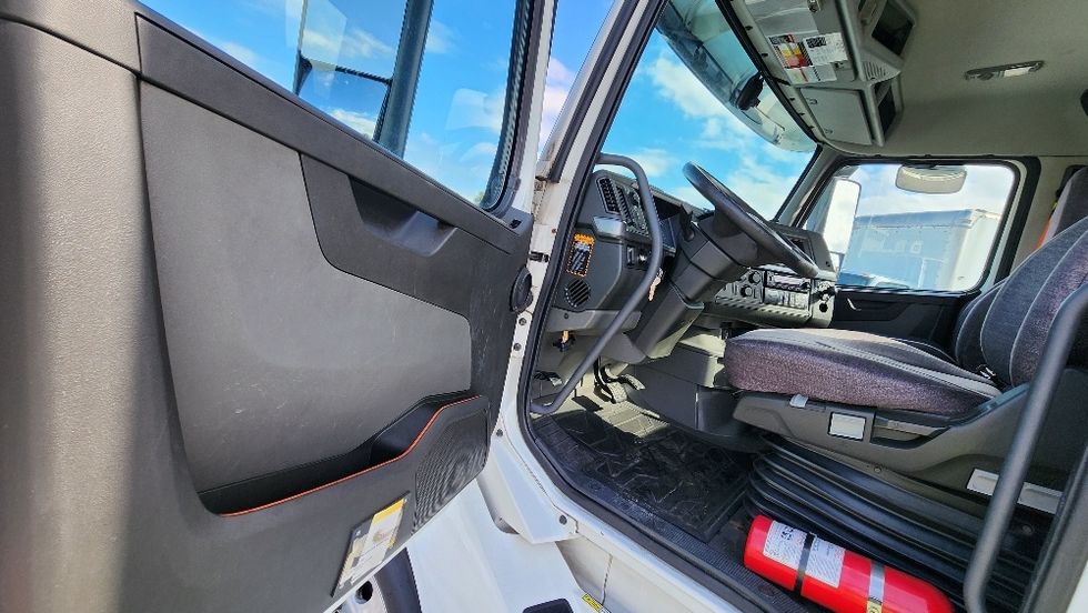 Day Cab Tractor-Heavy Duty Tractors-Volvo-2019-VNL42300-Ocala-FL-514,532\n\t\tmiles-$ 24,500 - Image 9