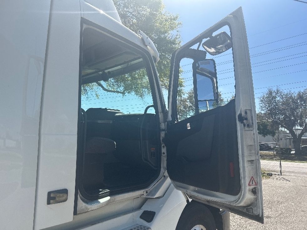 Day Cab Tractor-Heavy Duty Tractors-Volvo-2019-VNL42300-Ocala-FL-579,647\n\t\tmiles-$ 18,750 - Image 12