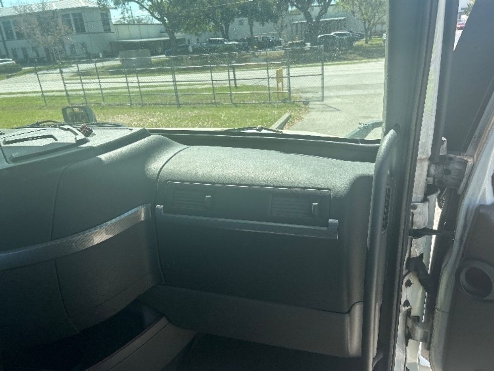 Day Cab Tractor-Heavy Duty Tractors-Volvo-2019-VNL42300-Ocala-FL-579,647\n\t\tmiles-$ 18,750 - Image 13