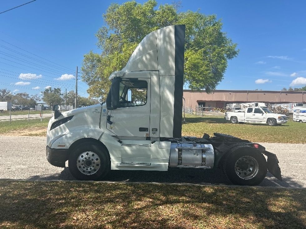 Day Cab Tractor-Heavy Duty Tractors-Volvo-2019-VNL42300-Ocala-FL-579,647\n\t\tmiles-$ 18,750 - Image 4