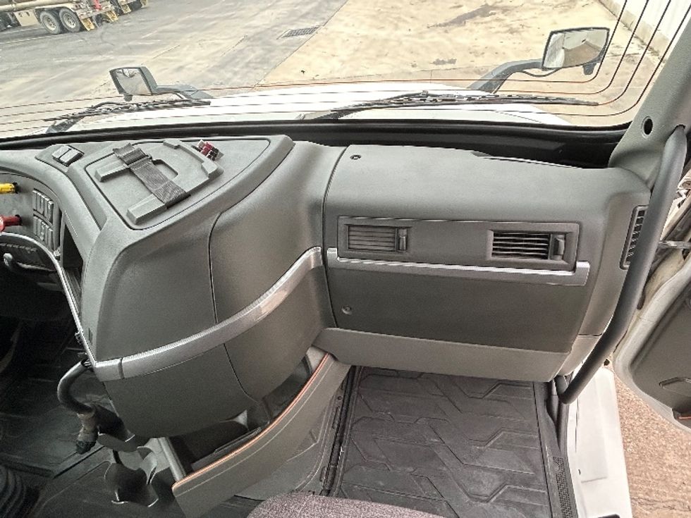 Day Cab Tractor-Heavy Duty Tractors-Volvo-2019-VNL42300-San Antonio-TX-453,642\n\t\tmiles-$ 27,750 - Image 13