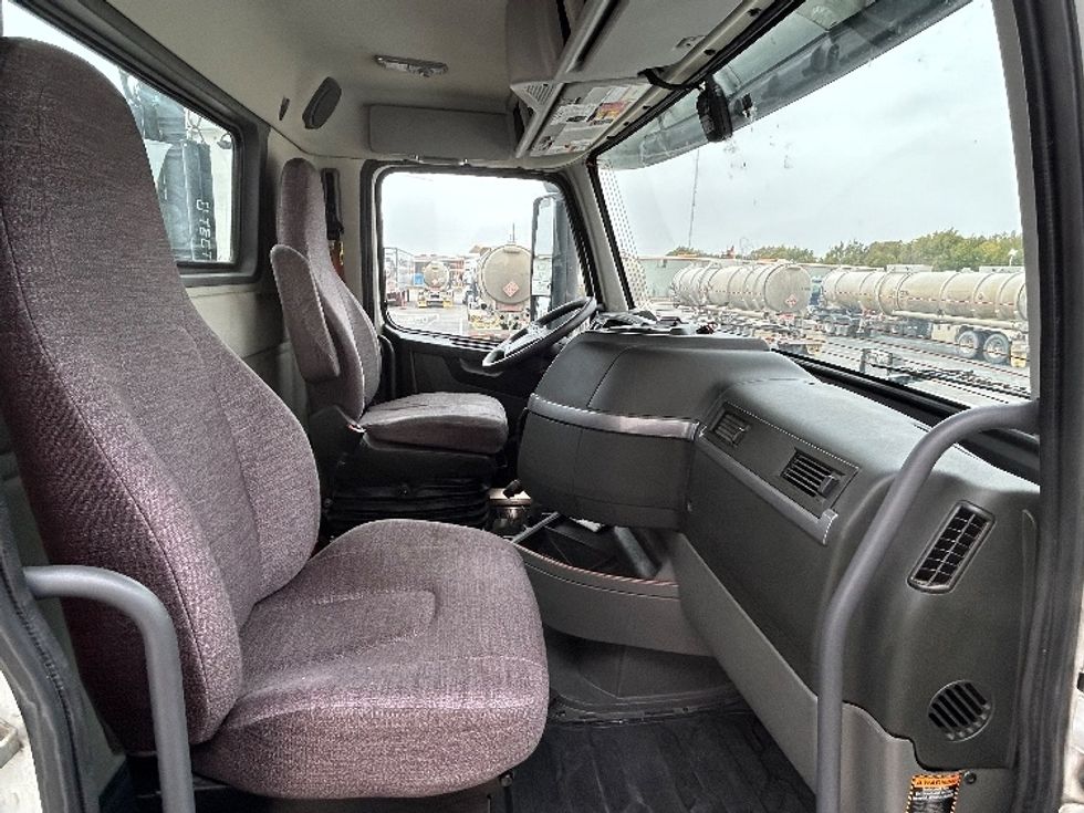 Day Cab Tractor-Heavy Duty Tractors-Volvo-2019-VNL42300-San Antonio-TX-453,642\n\t\tmiles-$ 27,750 - Image 14