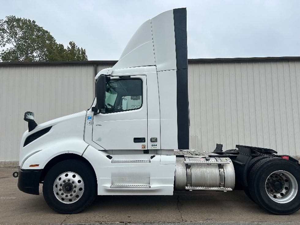 Day Cab Tractor-Heavy Duty Tractors-Volvo-2019-VNL42300-San Antonio-TX-453,642\n\t\tmiles-$ 27,750 - Image 4