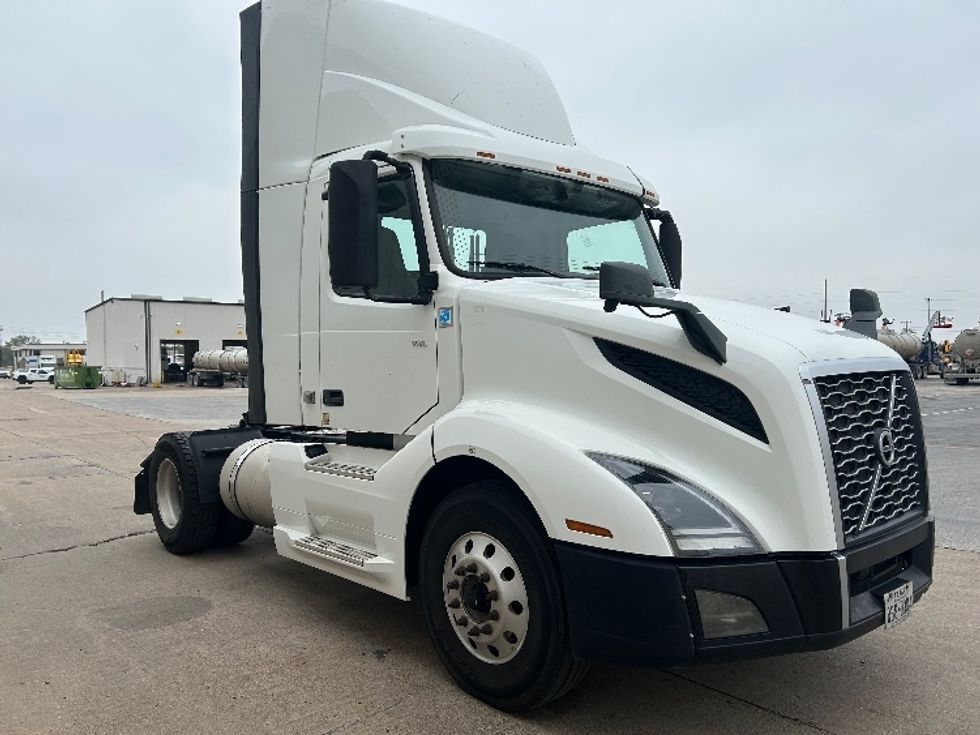 Day Cab Tractor-Heavy Duty Tractors-Volvo-2019-VNL42300-San Antonio-TX-605,827\n\t\tmiles-$ 20,000 - Image 1