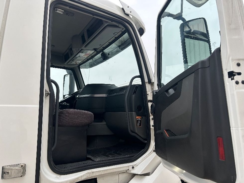 Day Cab Tractor-Heavy Duty Tractors-Volvo-2019-VNL42300-San Antonio-TX-605,827\n\t\tmiles-$ 20,000 - Image 12