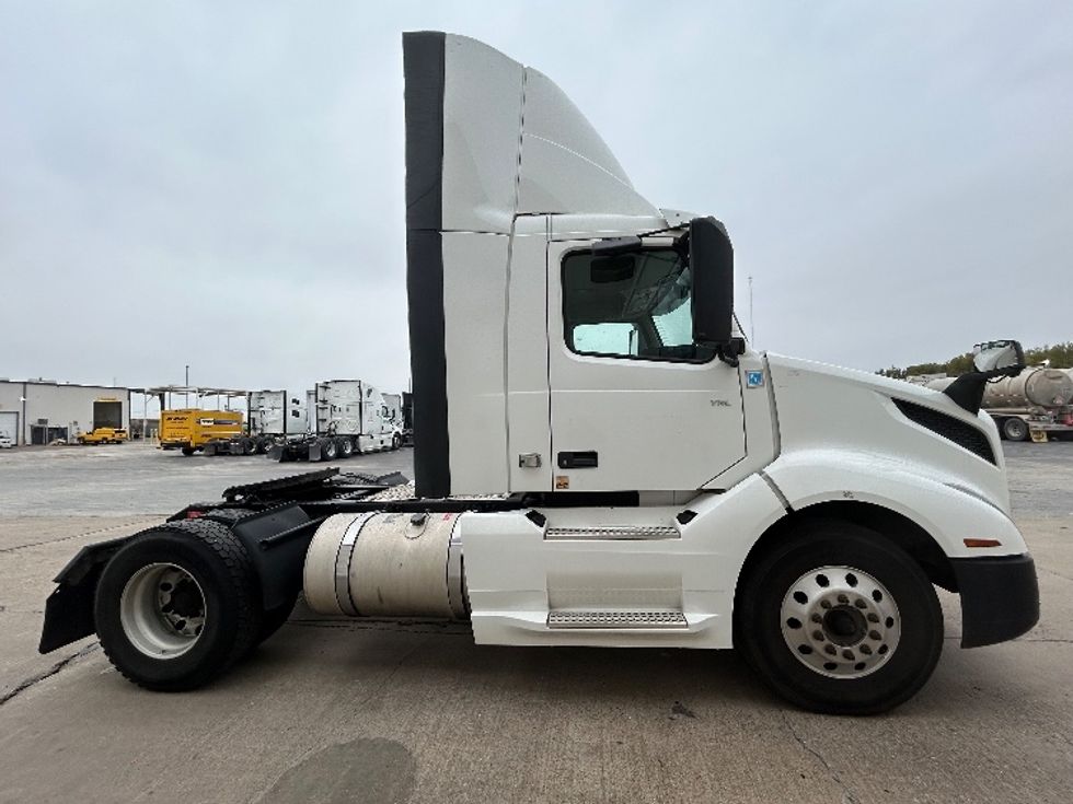 Day Cab Tractor-Heavy Duty Tractors-Volvo-2019-VNL42300-San Antonio-TX-605,827\n\t\tmiles-$ 20,000 - Image 8