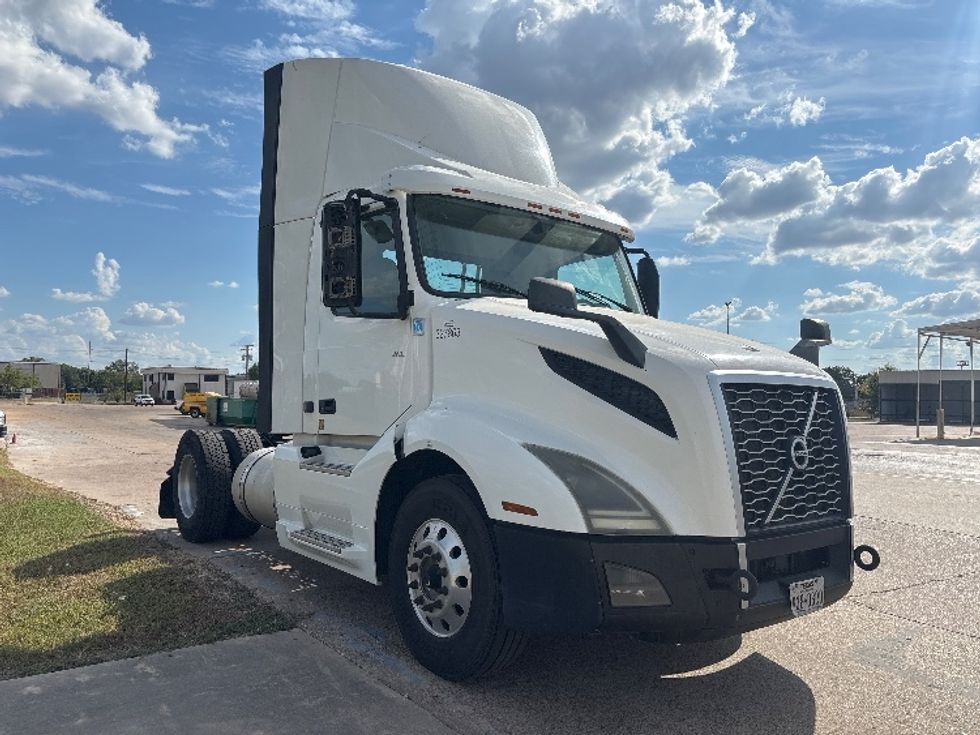 Day Cab Tractor-Heavy Duty Tractors-Volvo-2019-VNL42300-San Antonio-TX-632,794\n\t\tmiles-$ 20,000 - Image 1