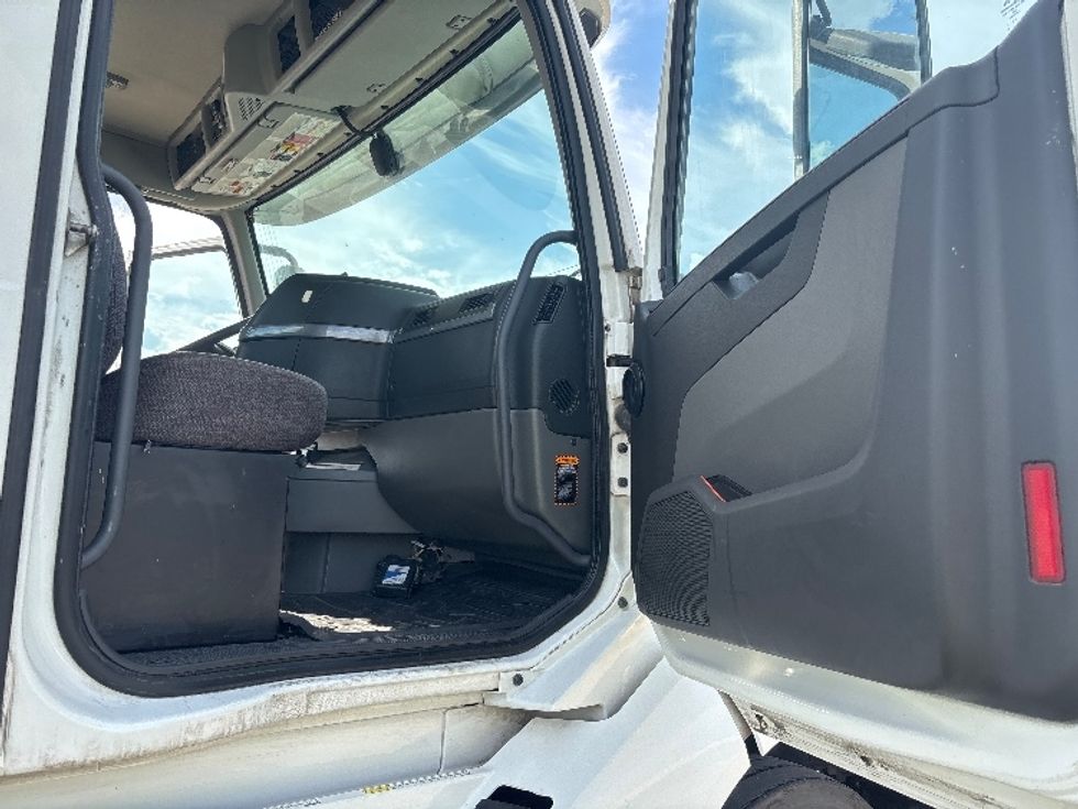 Day Cab Tractor-Heavy Duty Tractors-Volvo-2019-VNL42300-San Antonio-TX-632,794\n\t\tmiles-$ 20,000 - Image 12
