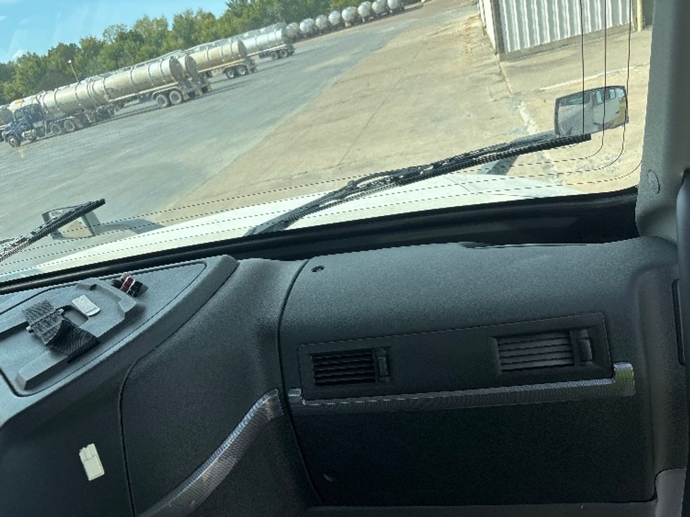 Day Cab Tractor-Heavy Duty Tractors-Volvo-2019-VNL42300-San Antonio-TX-632,794\n\t\tmiles-$ 20,000 - Image 13