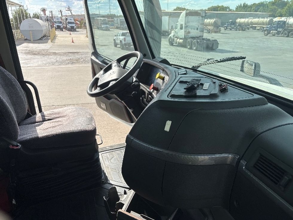Day Cab Tractor-Heavy Duty Tractors-Volvo-2019-VNL42300-San Antonio-TX-632,794\n\t\tmiles-$ 20,000 - Image 14