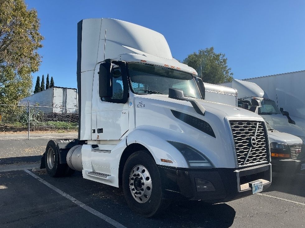 Day Cab Tractor-Heavy Duty Tractors-Volvo-2019-VNL42300-Torrance-CA-265,657\n\t\tmiles-$ 44,750 - Image 1