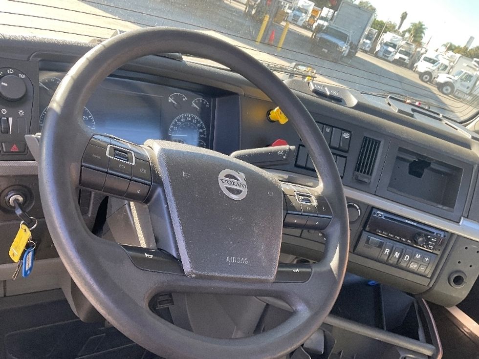 Day Cab Tractor-Heavy Duty Tractors-Volvo-2019-VNL42300-Torrance-CA-265,657\n\t\tmiles-$ 44,750 - Image 11