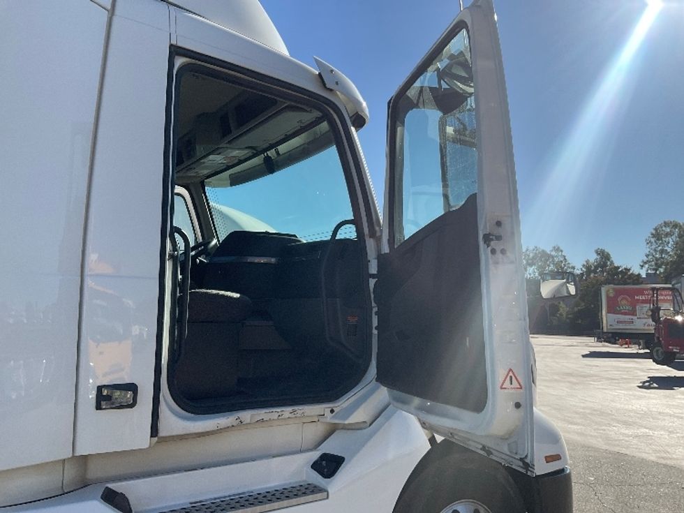 Day Cab Tractor-Heavy Duty Tractors-Volvo-2019-VNL42300-Torrance-CA-265,657\n\t\tmiles-$ 44,750 - Image 12