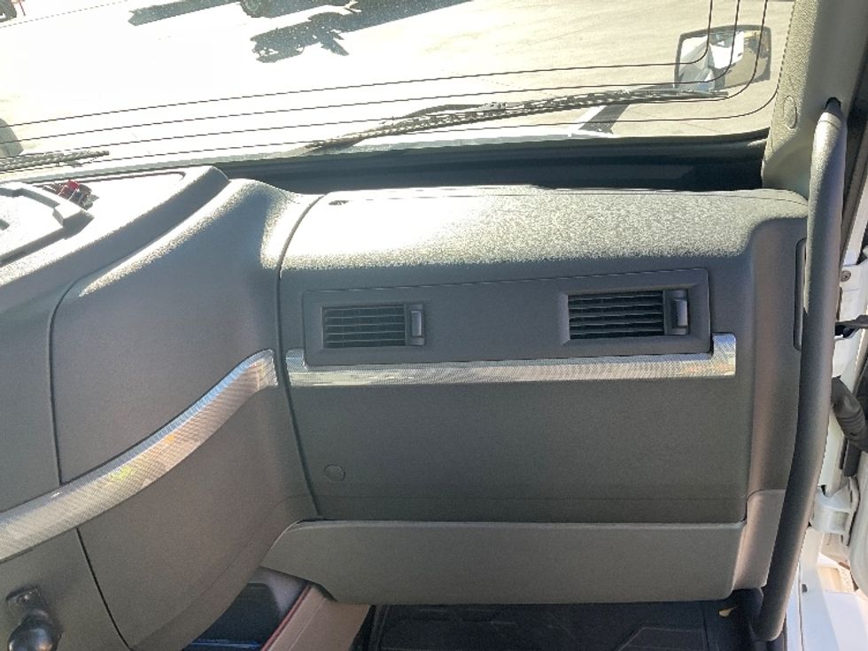 Day Cab Tractor-Heavy Duty Tractors-Volvo-2019-VNL42300-Torrance-CA-265,657\n\t\tmiles-$ 44,750 - Image 13