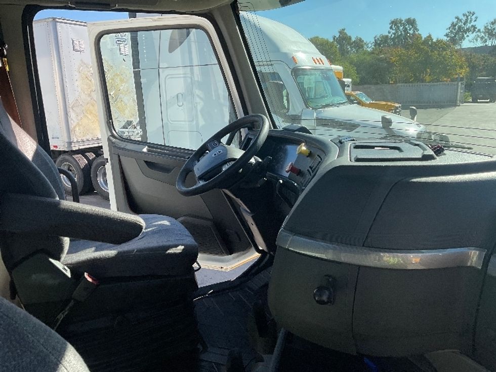 Day Cab Tractor-Heavy Duty Tractors-Volvo-2019-VNL42300-Torrance-CA-265,657\n\t\tmiles-$ 44,750 - Image 14