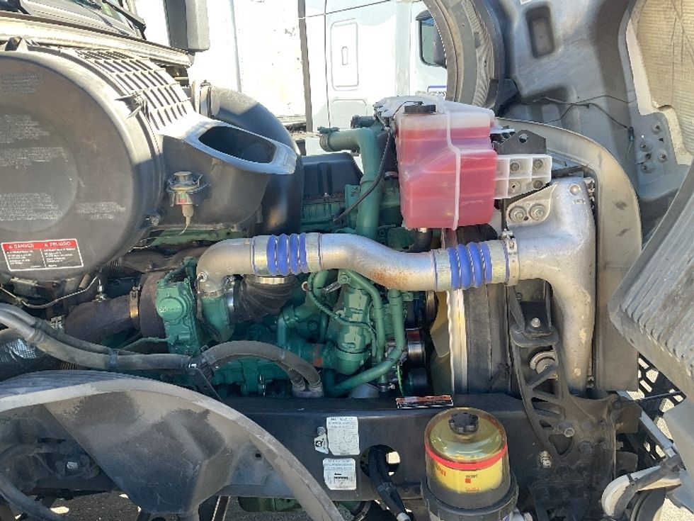 Day Cab Tractor-Heavy Duty Tractors-Volvo-2019-VNL42300-Torrance-CA-265,657\n\t\tmiles-$ 44,750 - Image 15