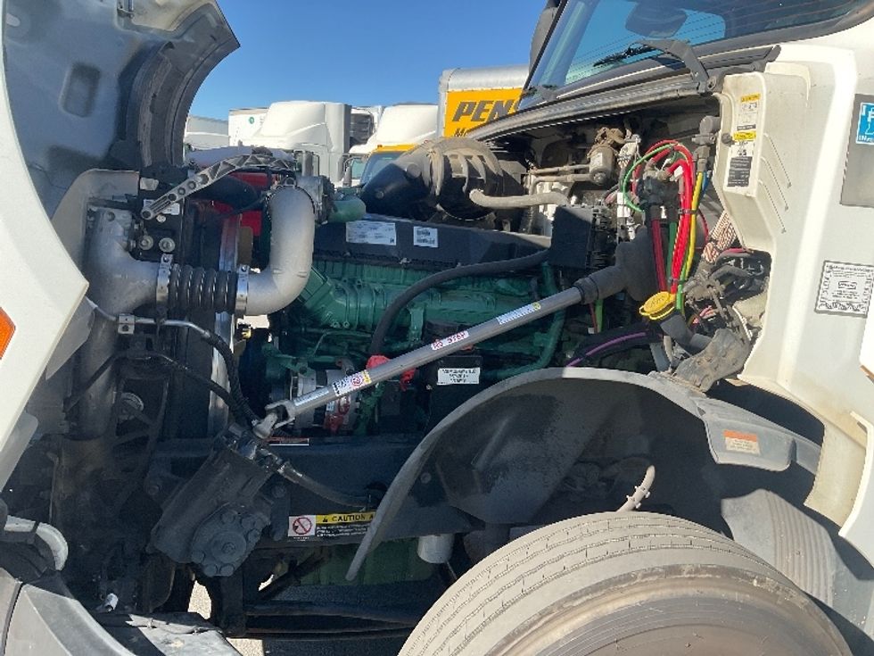 Day Cab Tractor-Heavy Duty Tractors-Volvo-2019-VNL42300-Torrance-CA-265,657\n\t\tmiles-$ 44,750 - Image 16