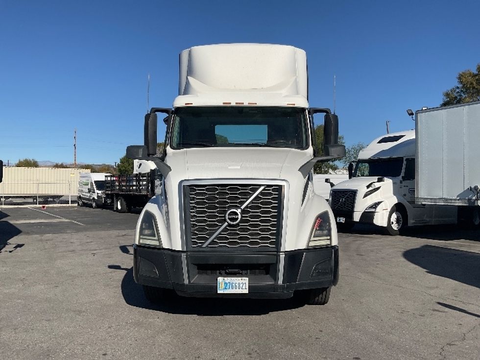 Day Cab Tractor-Heavy Duty Tractors-Volvo-2019-VNL42300-Torrance-CA-265,657\n\t\tmiles-$ 44,750 - Image 2