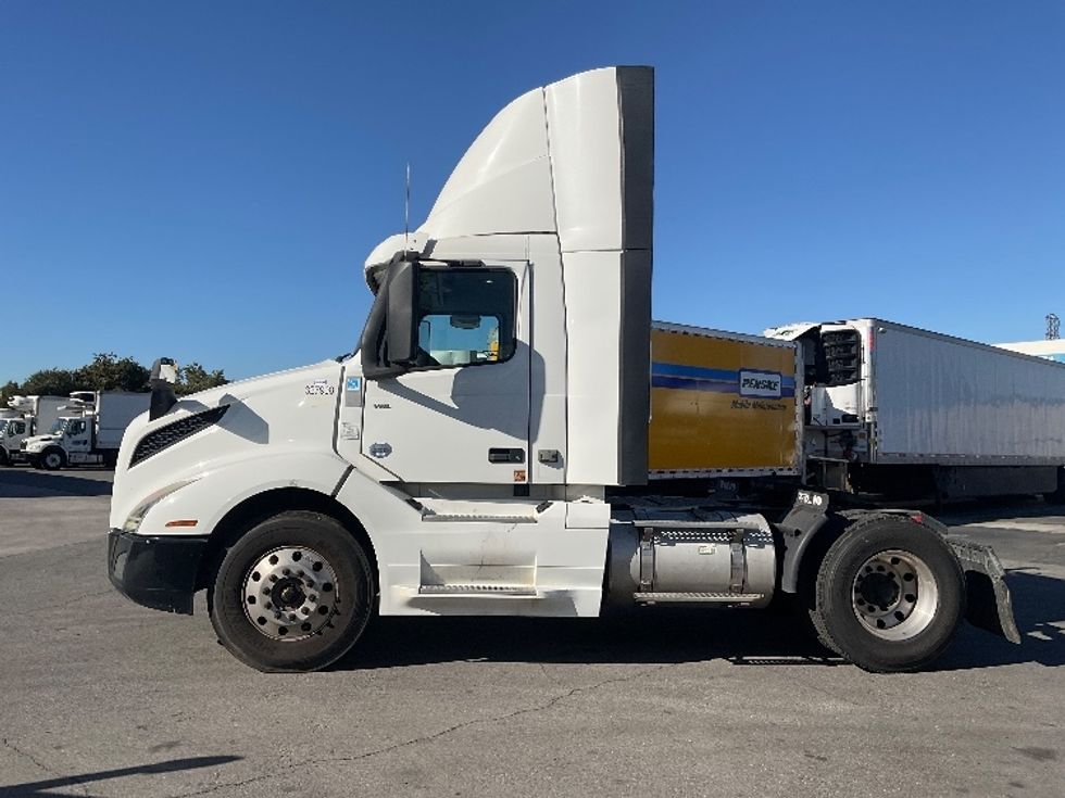 Day Cab Tractor-Heavy Duty Tractors-Volvo-2019-VNL42300-Torrance-CA-265,657\n\t\tmiles-$ 44,750 - Image 4
