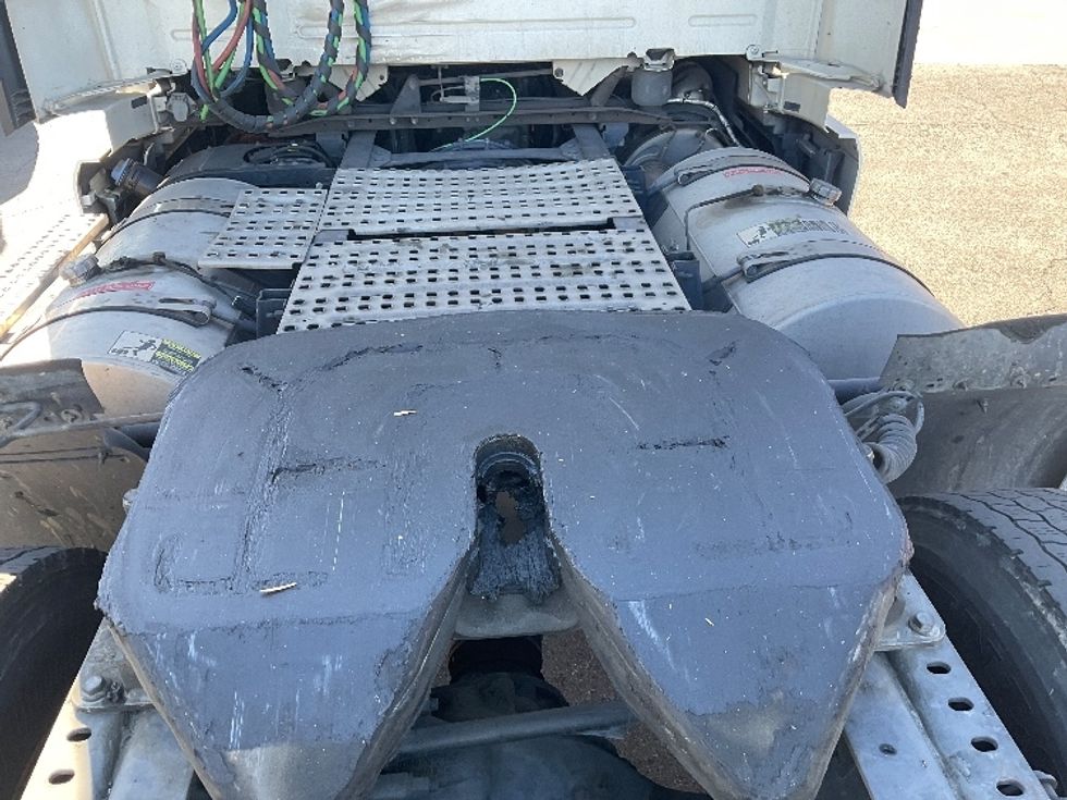 Day Cab Tractor-Heavy Duty Tractors-Volvo-2019-VNL42300-Torrance-CA-265,657\n\t\tmiles-$ 44,750 - Image 6